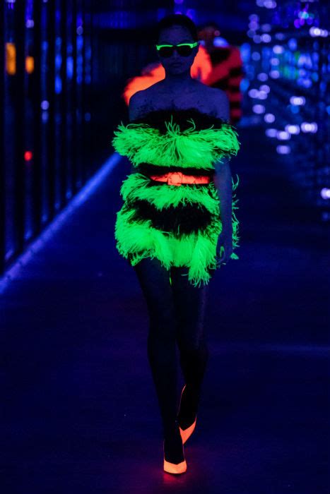 31 stycznia 2019 ysl elitarna impreza|The Neon YSL A/W 2019 show .